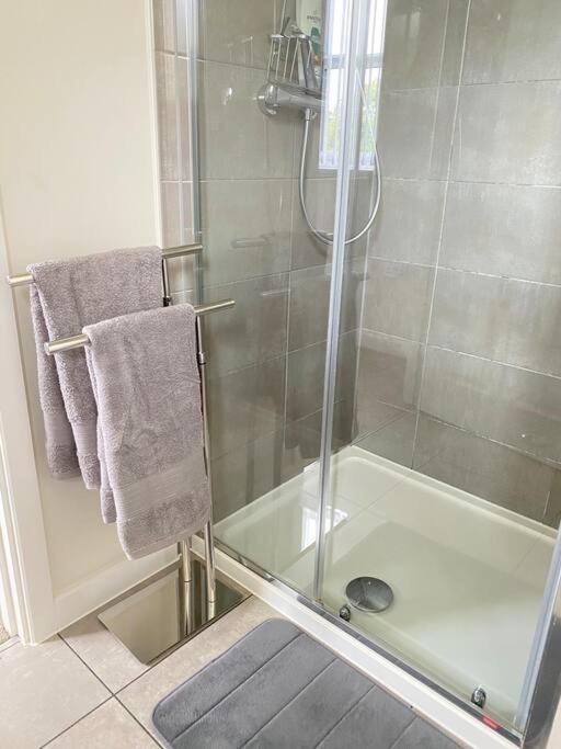 4-Room Detached Furnished Home With Parking Leicester Exterior photo